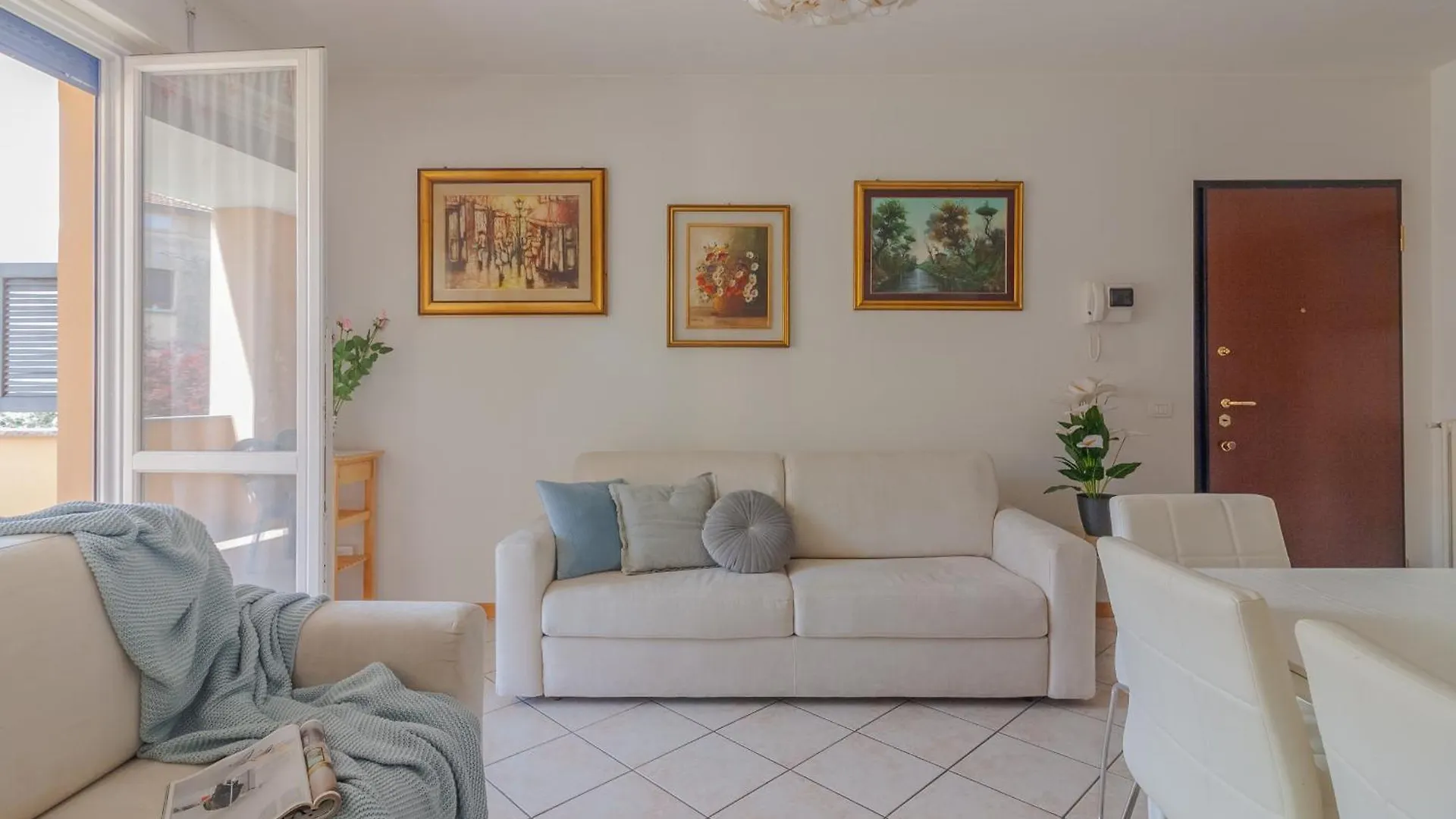 Apartment Sunflowers Home Mandello del Lario
