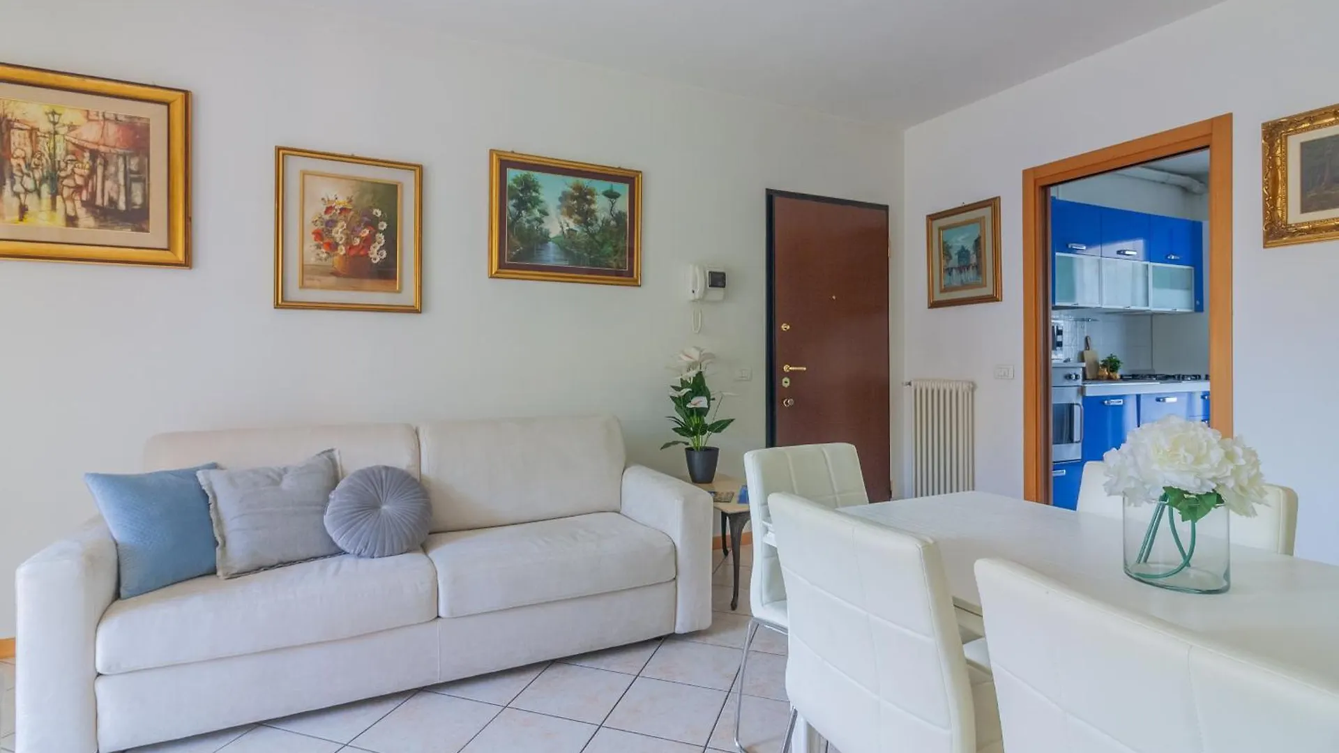 Apartment Sunflowers Home Mandello del Lario
